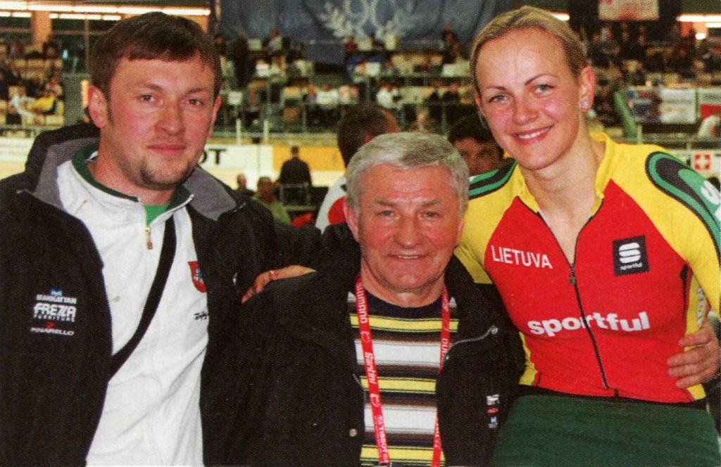 Iš dešinės: pasaulio čempionė ir rekordininkė S. Krupeckaitė, Panevėžio kūno kultūros ir sporto centro direktorius B. Pliavga, treneris D. Leopoldas