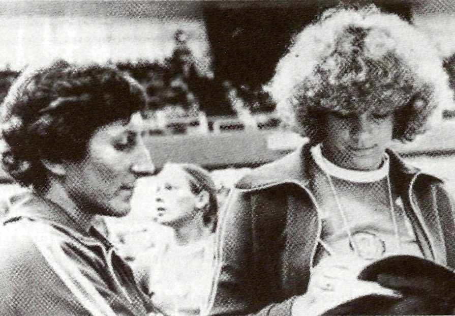 Žymi Pasvalio rankininkė S. Mažeikaitė-Strečen (dešinėje) – 1978 pasaulio vicečempionė, 1980 olimpinė čempionė kartu su A. Česaityte-Nenėniene dalija autografus