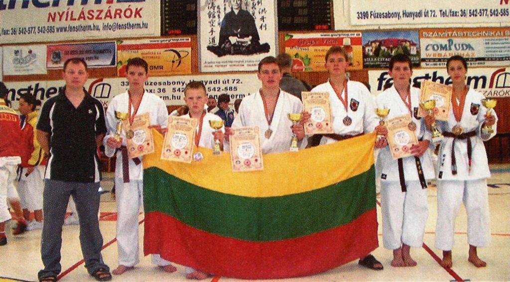 Karatė klubo Kentauras vadovas A. Masalskis (pirmas iš kairės) su savo auklėtiniais, pasiekusiais daug svarių pergalių Europos ir pasaulio įvairaus amžiaus grupių čempionatuose