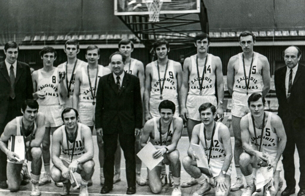 Vytautas Sarpalius (tupi antras iš dešinės) su Kauno Žalgirio vyrų krepšinio komanda (1973) Vytauto Bimbos asmeninis archyvas