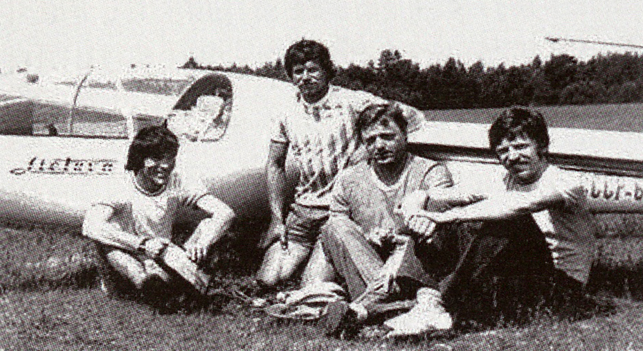 1977 vasarą Lietuvos sklandytojai (iš kairės): V. Sabeckis, A. Rukas, V. Šliumba ir R. Koronkevičius per vieną dieną pagerino keturis SSRS sklandymo rekordus