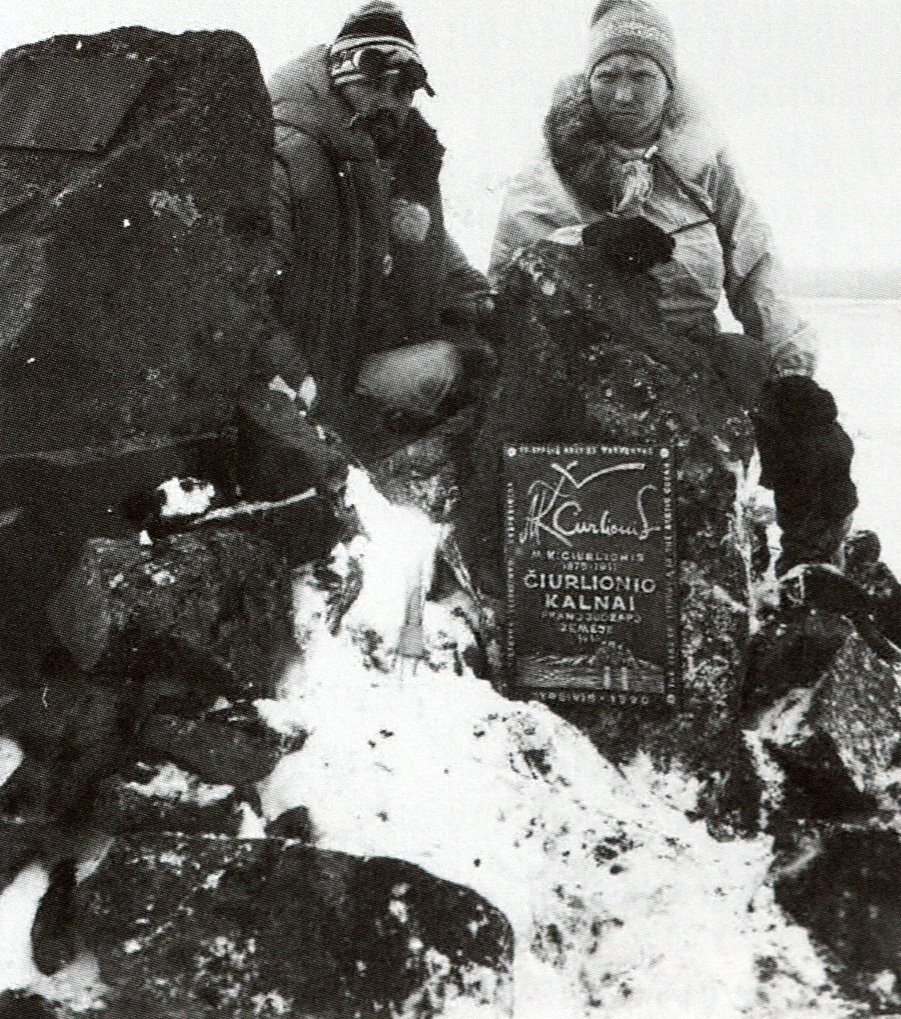 M. K. Čiurlionio atminimo lenta ant uolos Čiurlionio plynaukštės pakraštyje