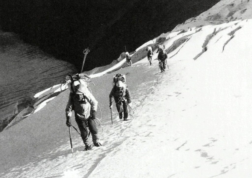 1988 Lietuvos turizmo čempionė – Vilniaus keliautojų klubo komanda (vad. A. Jucevičius) VI sudėtingumo kategorijos žygyje Centr. Tian Šanyje