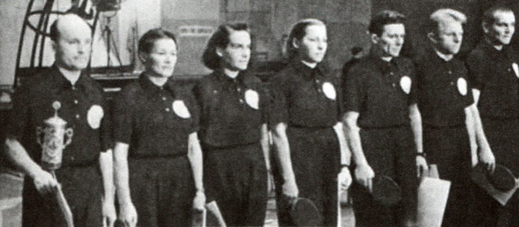 Lietuvos stalo teniso rinktinė – 1953 SSRS čempionė. Iš kairės: V. Variakojis, J. Urbšienė, O. Žilevičiūtė, B. Balaišienė, V. Dzindziliauskas, A. Saunoris, R. Paškevičius