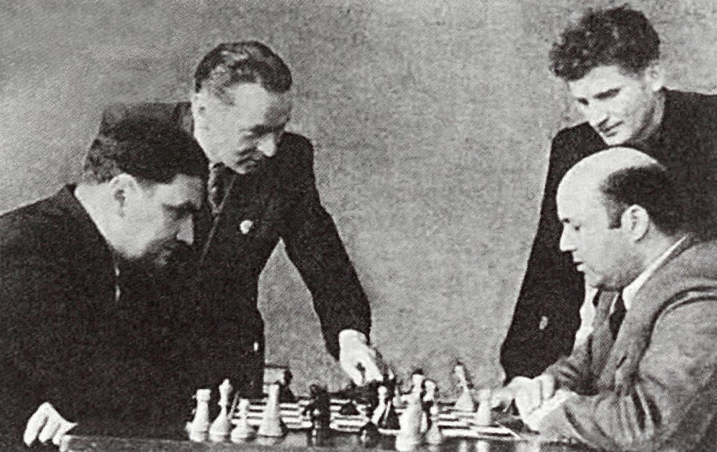 Lietuvos šachmatų veteranai – V. Mikėnas (stovi kairėje) ir I. Vistaneckis (sėdi dešinėje)