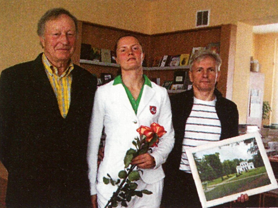 Londono olimpinių žaidynių dalyvę lengvaatletę I. Jakubaitytę sveikino mokytojas ir treneris M. Urmulevičius (pirmas iš kairės) bei seniūnas A. Šeputis