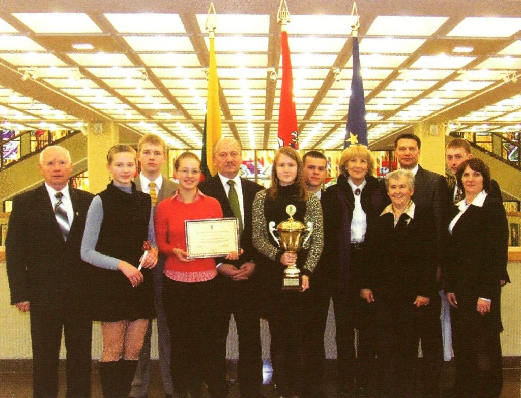Atžalyno pradinės mokyklos mokiniai su LR Seimo nariais po apdovanojimo