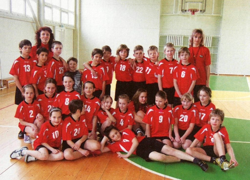 Širvintų pradinės mokyklos jaunieji sportininkai su mokytojomis D. Skirmantiene (stovi iš dešinės) ir R. Savickiene (2010)