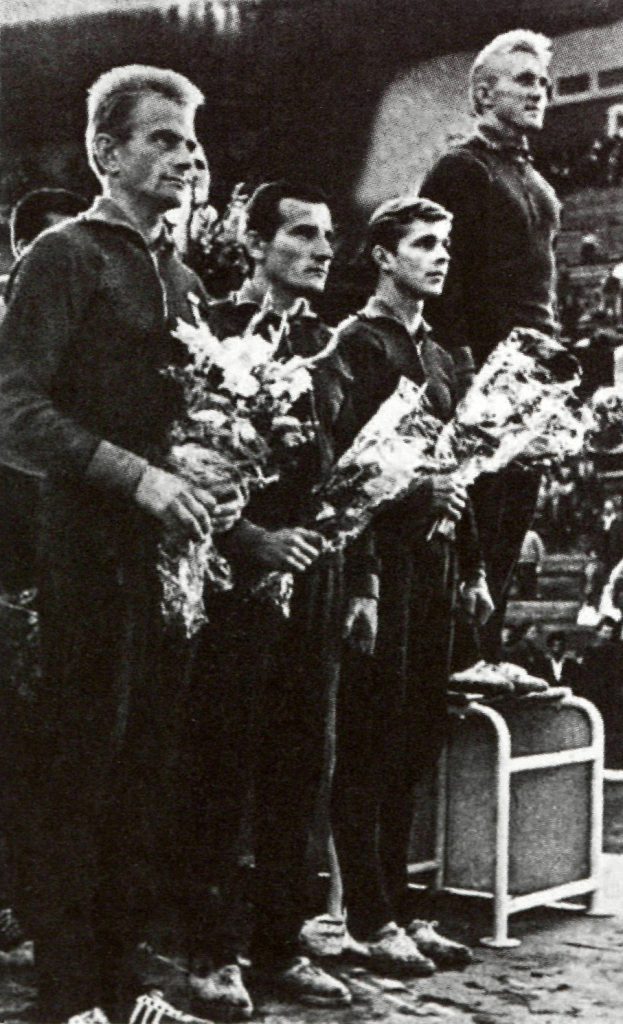 Lietuvos penkiakovininkai (iš kairės) G. Narkus (atsarginis), S. Šaparnis, J. Rapalys, A. Špokas (ant pakylos) – 1962 III SSRS tautų spartakiados 2 v. laimėtojai