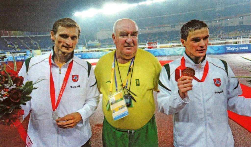 Lietuvos penkiakovininkų treneris J. Moskvičiovas (viduryje) su savo auklėtiniais E. Krungolcu (iš kairės) ir A. Zadneprovskiu – 2008 Pekino olimpinių žaidynių prizininkais
