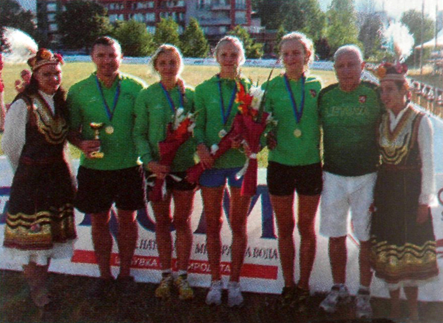 Iš kairės: K. Gužauskaitė, I ir E. Serapinaitės – 2012 Europos jaunių (iki 18 m.) šiuolaikinės penkiakovės vicečempionės su treneriais A. ir V. Kalininais