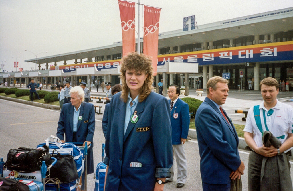 Vitalija Tuomaitė stovi Seulo olimpinėse žaidynėse (1988).