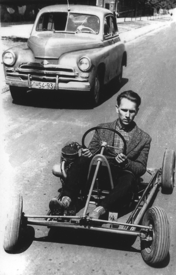 1961 pirmas bandomasis važiavimas Vilniaus Antakalnio gatvėmis. Kartą vairuoja H. S. Černiauskas