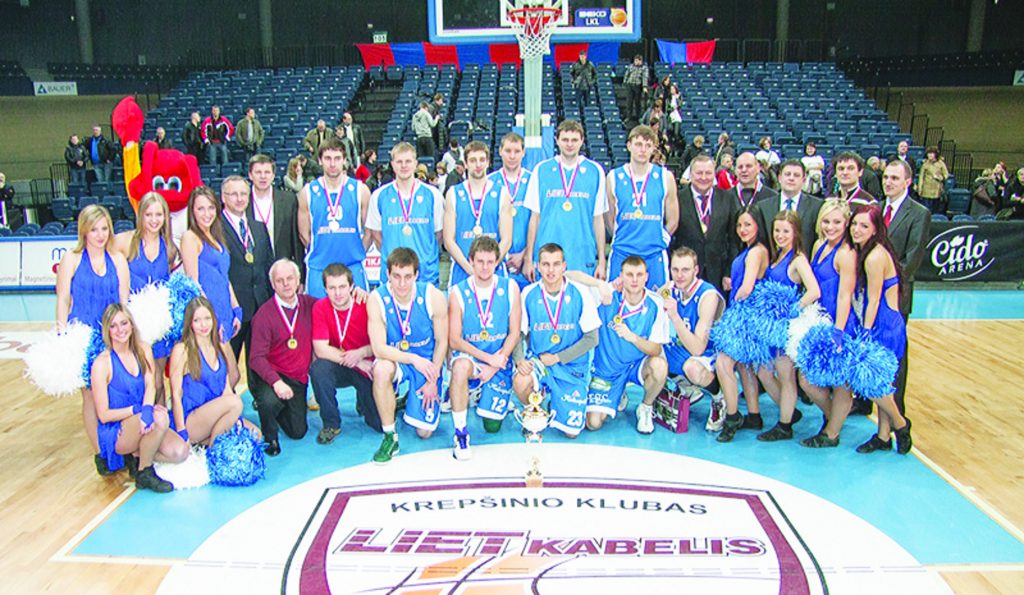 Panevėžio Lietkabelio komanda – 2011–12 BBL Iššūkio taurės laimėtoja. Iš kairės 1‑oje eilėje tupi: fiz. rengimo tr. V. Datenis, masažuotojas A. Auga, E. Stanionis, S. Vasiliauskas, K. Babkauskas, J. Žurna, A. Drungilas, 2‑oje eilėje: treneris A. Milonas, tr. asistentas G. Leonavičius, O. Matulionis, Š. Kulevičius, E. Ežerskis, R. Streikus, V. Čepukaitis, G. Staniulis, garbės prezidentas A. Bieliauskas, projektų vadovas V. Lukoševičius, prezidentas R. Miladauskas, vadybininkas K. Jurgelevičius, direktorius E. Pūras