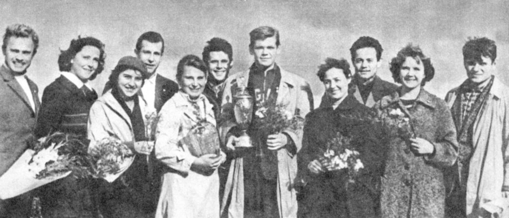 1963 SSRS čempionė – Lietuvos orientacininkų komanda (iš kairės): K. Monstvilas, V. Aliulytė, B. Vainytė, V. Januškis, L. Štarolytė, S. Gruzdys, S. Banakas (vadovas), E. Kondrašova, R. Augūnas, M. Gausmanaitė, G. Juška