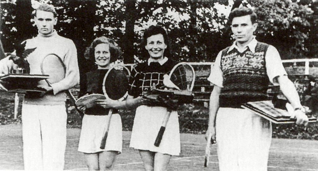 Žymūs pirmųjų pokario metų tenisininkai (iš kairės): J. Anilionis, E. Levinienė, J. Ščiukauskaitė-Bukauskienė, V. Dzindziliauskas