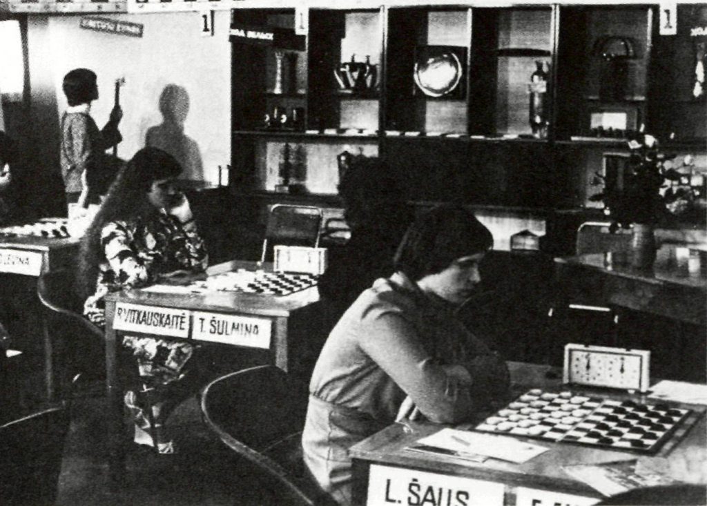 Sporto mokykloje išugdytos čempionės didmeistrės L. Travina-Šaus ir R. Vitkauskaitė SSRS moterų šaškių čempionate Vilniuje (1980)
