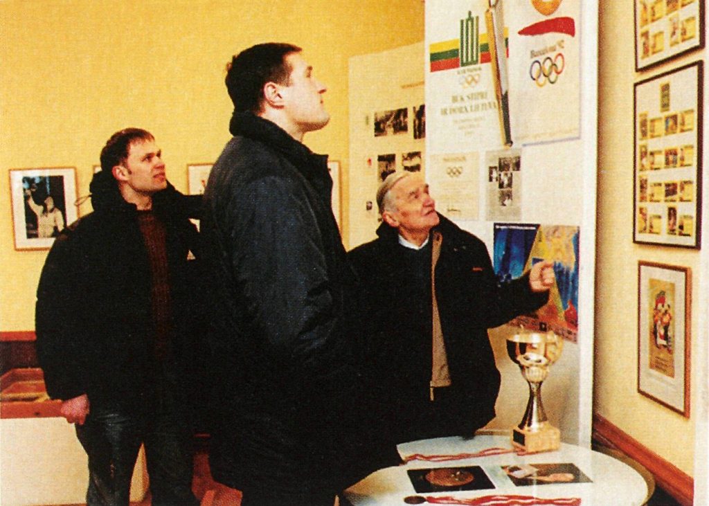 Olimpinis čempionas V. Alekna apžiūri Vilniaus sporto istorijos muziejaus ekspoziciją. Iš dešinės V. Gudelis, iš kairės – ELTOS žurnalistas T. Gaubys