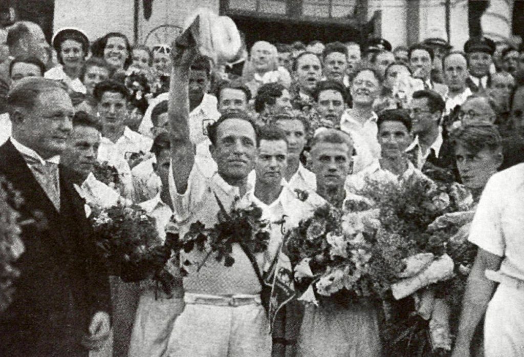 Vilniaus lietuvių sportininkų delegacija, vadovaujama mokytojo P. Žižmaro (pakėlęs ranką), atvykusi į I Lietuvos tautinę olimpiadą Kaune (1938)