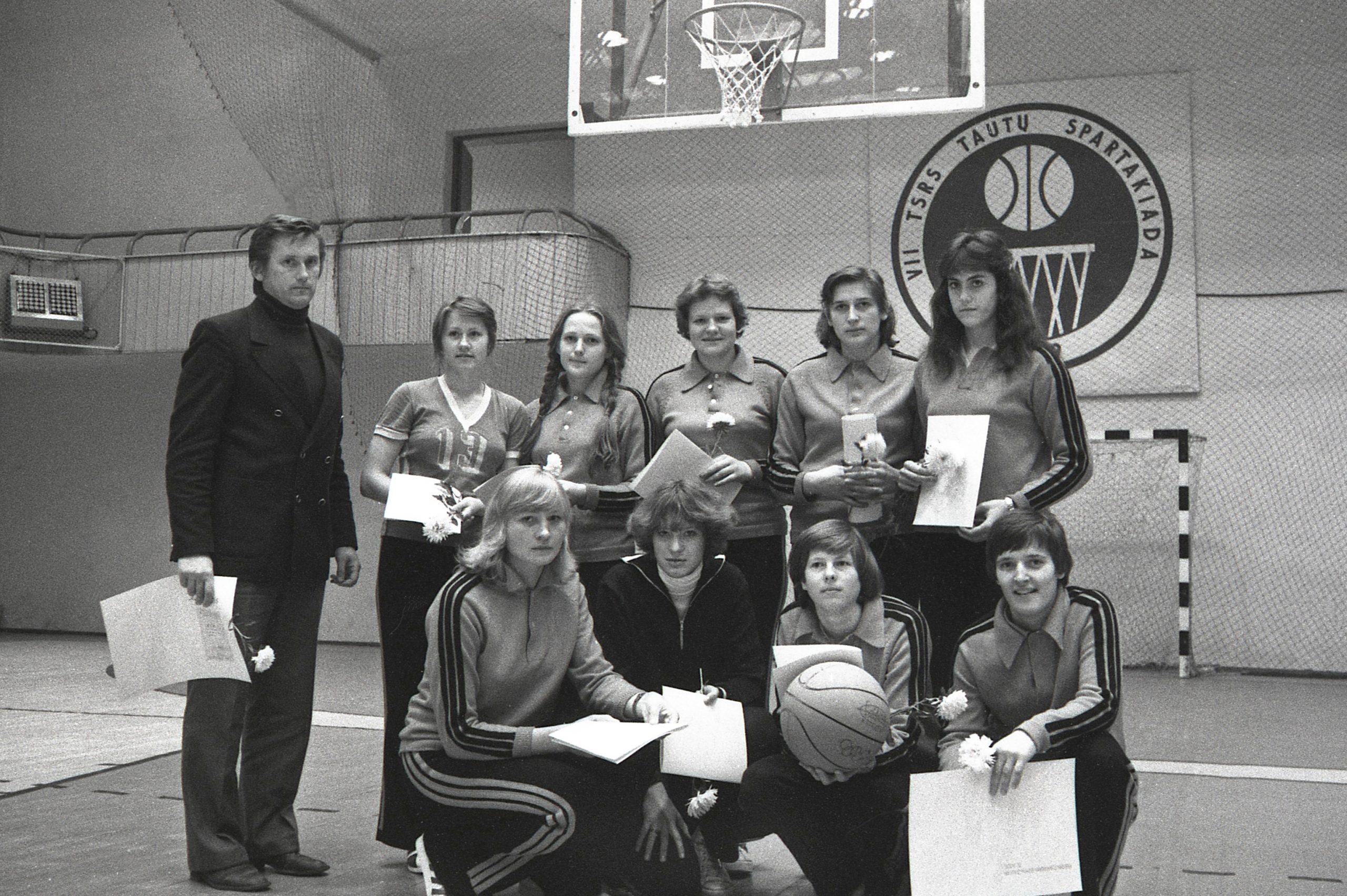 Algimantas Šatas su Vilniaus Šviesos moterų krepšinio komanda (1979 09 23, Vilnius)