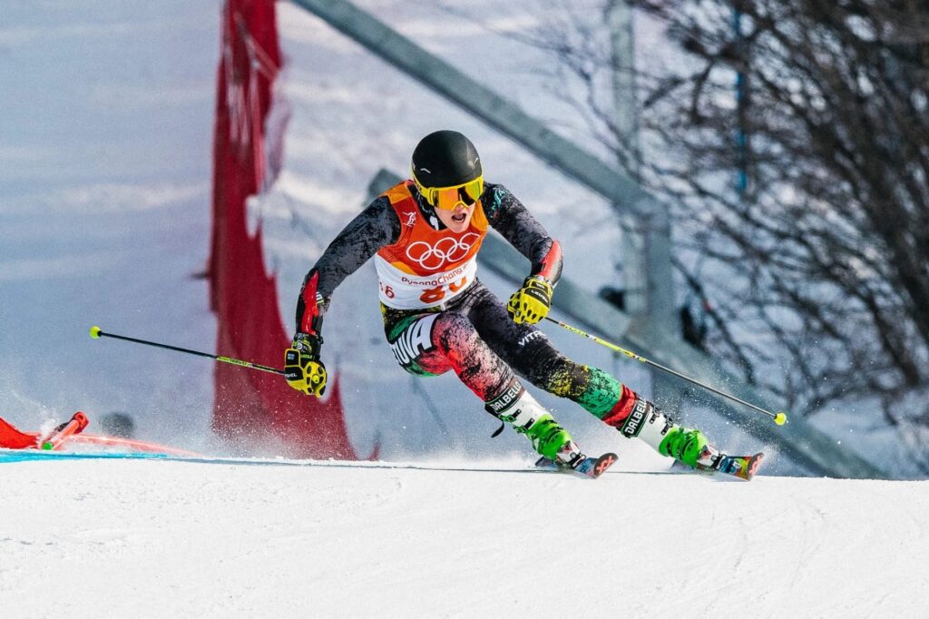 Slidininkas Andrej Drukarov čliuožia nuo kalno