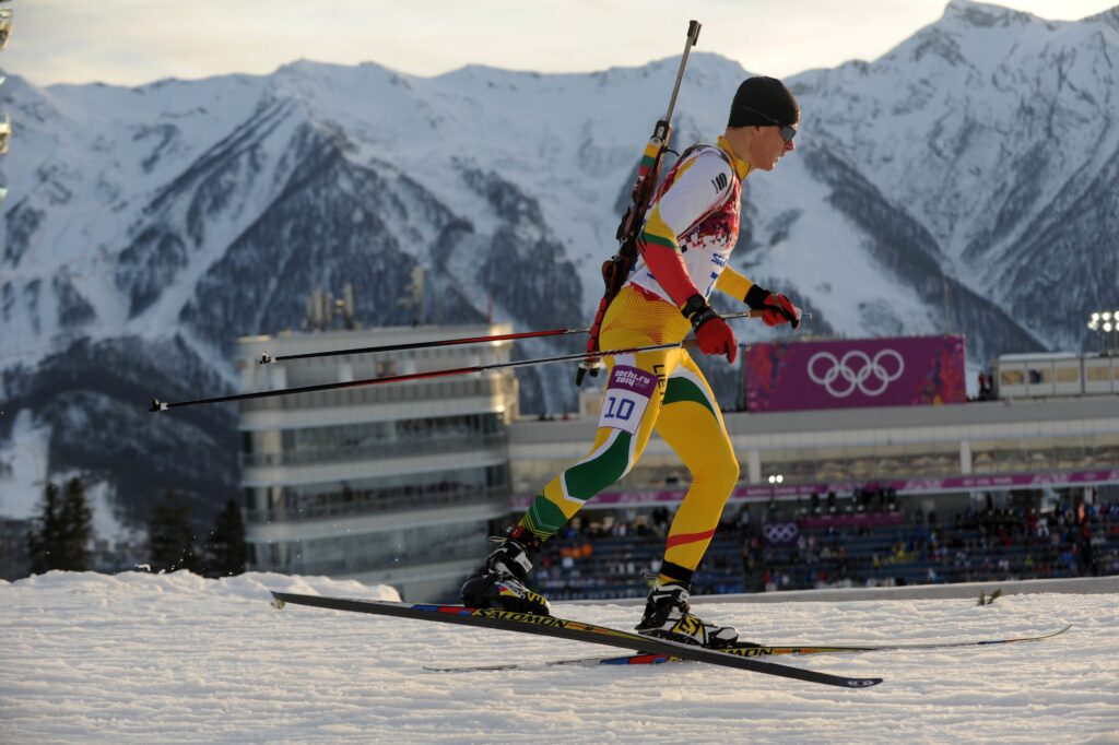 Biatlonininkas Tomas Kaukėnas čliuožia slidėmis