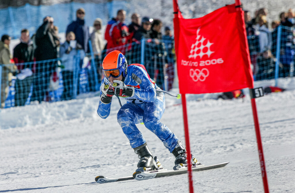 Vitalij Rumiancev 2006 Turino žiemos olimpinėse žaidynėse slidėmis leidžiasi nuo kalno